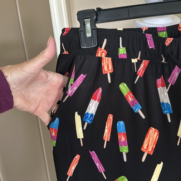 Adorable popsicle patterned pants. - Picture 3 of 4